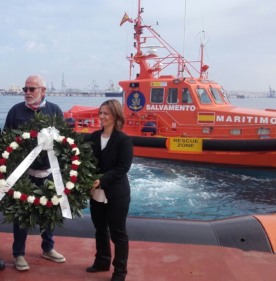 Ofrenda floral por las víctimas del Titanic. Representante de Salvamento Marítimo y de la Fundación Titanic. Tarragona, 2016.