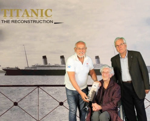 Gabriel Mas (Autoridad Portuaria), Jesús Ferreiro (Fundación Titanic) y María Batlle í Ferrer, con 103 años, es la visitante más longeva que la exposición "TITANIC: The Reconstruction", ha tenido el placer de recibir "a bordo". Tarragona,2016.
